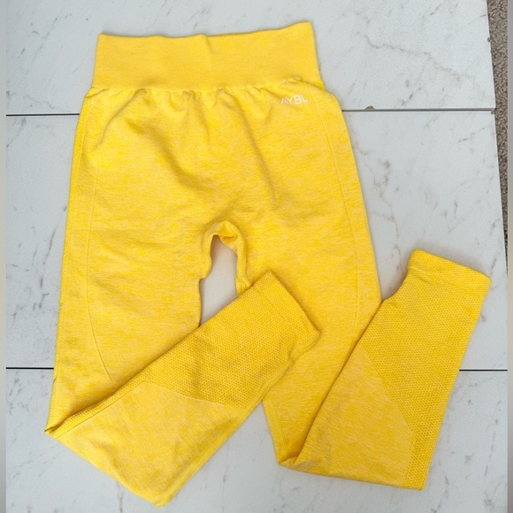 AYBL Pants - AYBL Motion Seamless Leggings in Vibrant Yellow; size small